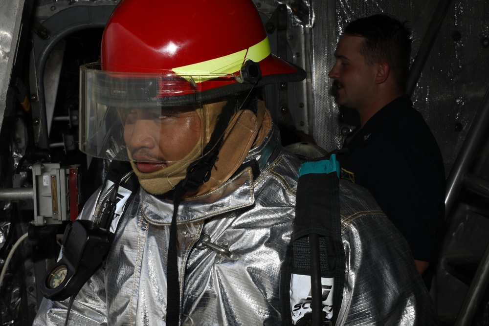 USS Mobile (LCS 26) Sailors Conduct Flight Deck Firefighting