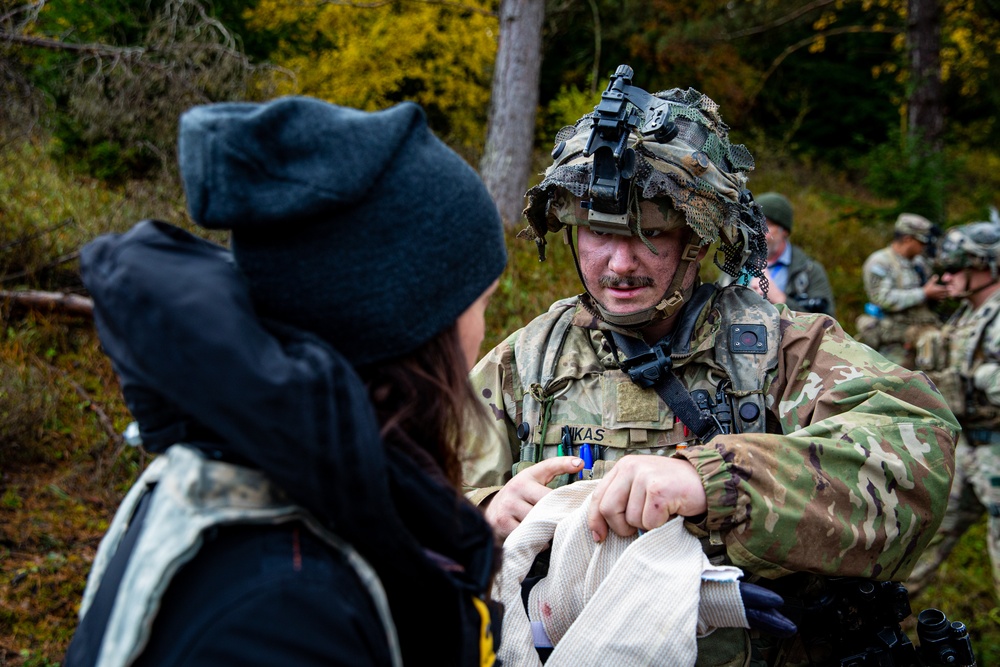 101st Airborne Medic Provides First Aid to Simulated Displaced Person