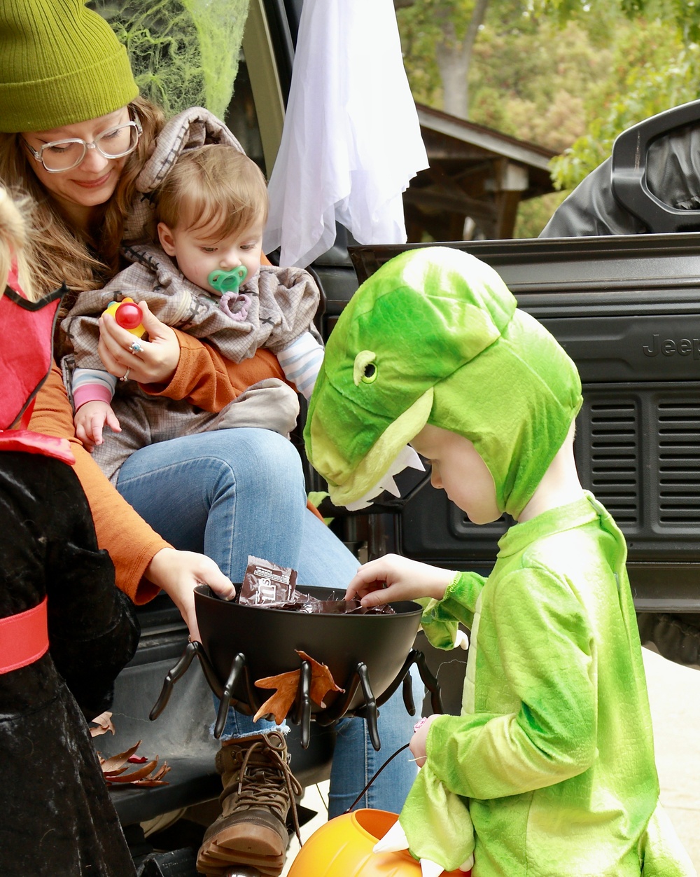 Illinois National Guard's Family Programs Hosts Trunk or Treats