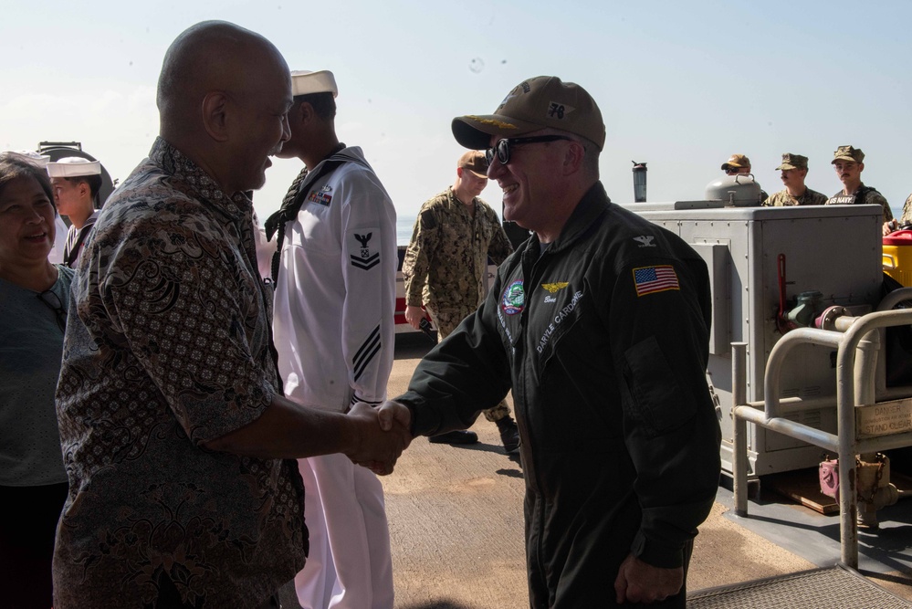USS Ronald Reagan (CVN 76) hosts Filipino nationals during a scheduled port visit to Manila, Philippines