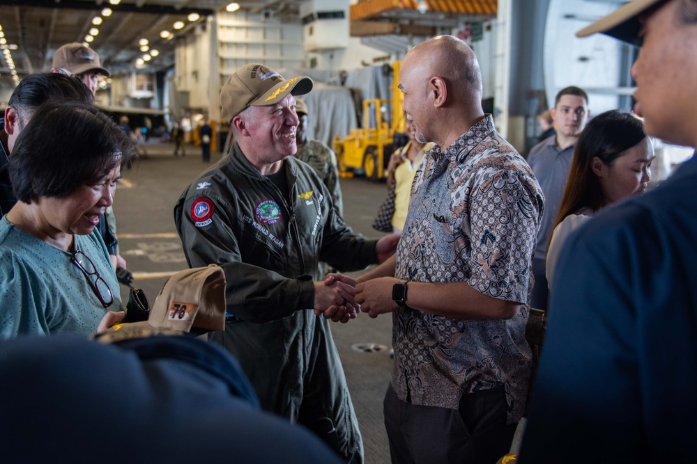 DVIDS Images USS Ronald Reagan (CVN 76) hosts Filipino nationals