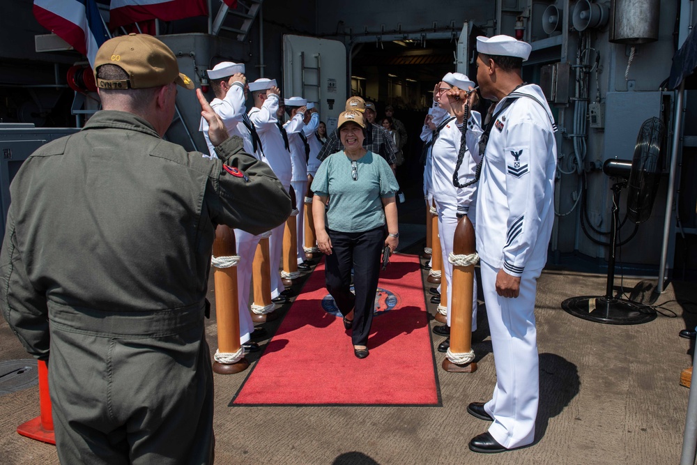 DVIDS Images USS Ronald Reagan (CVN 76) hosts Filipino nationals