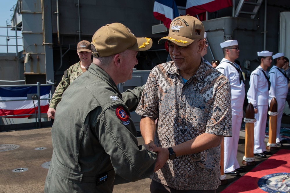 DVIDS Images USS Ronald Reagan (CVN 76) hosts Filipino nationals