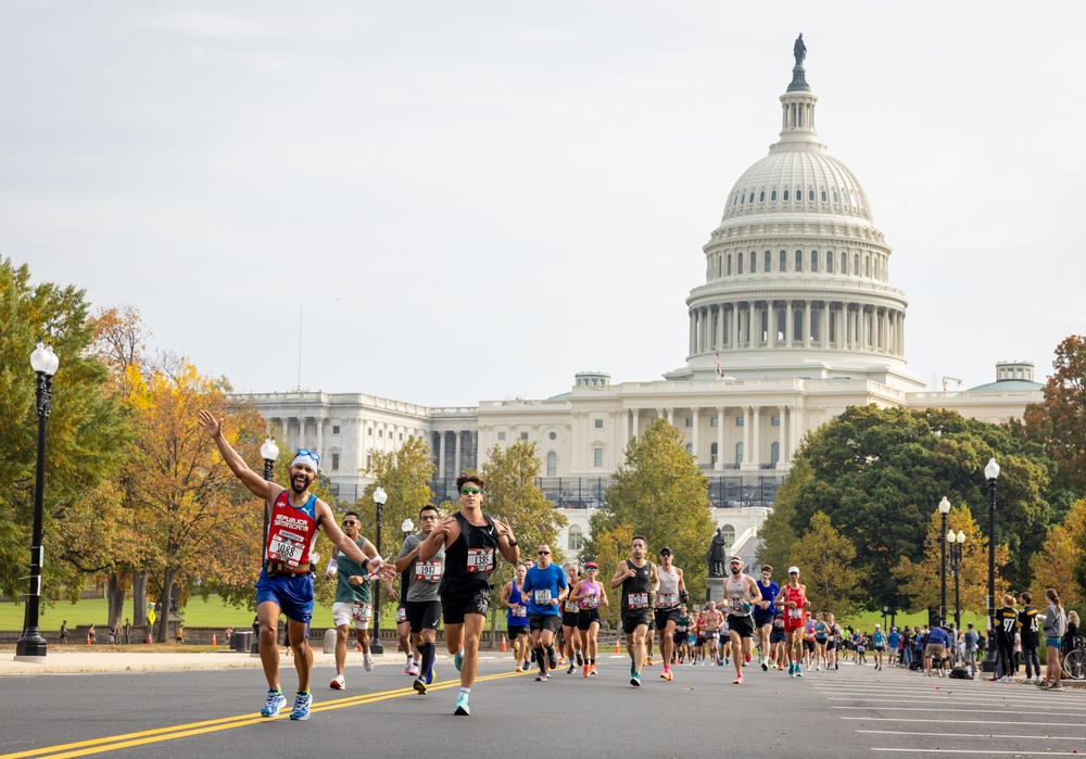 DVIDS Images 48th Marine Corps Marathon [Image 9 of 34]