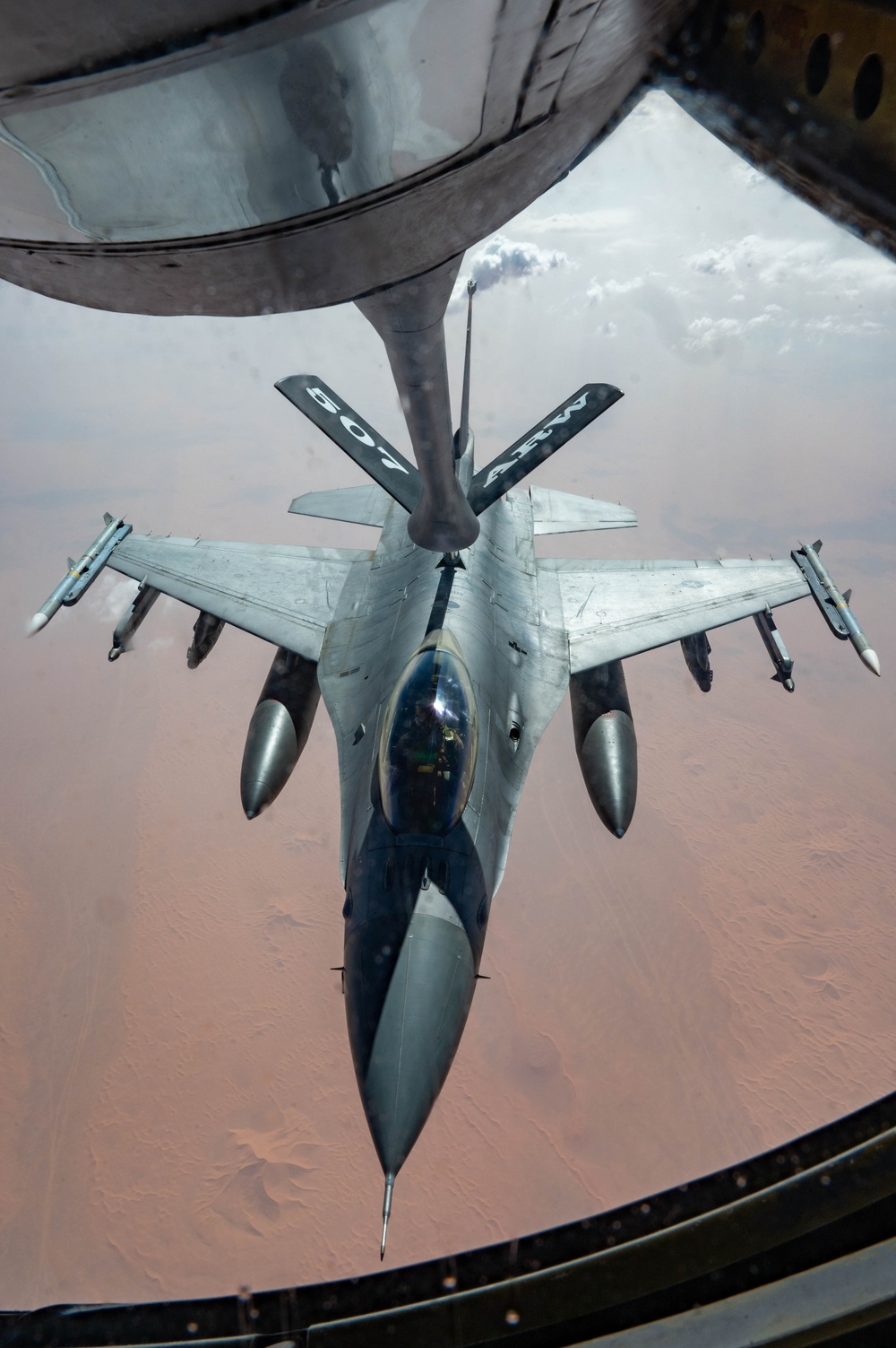 F-16s Refuel in U.S. Central Command Area of Responsibility