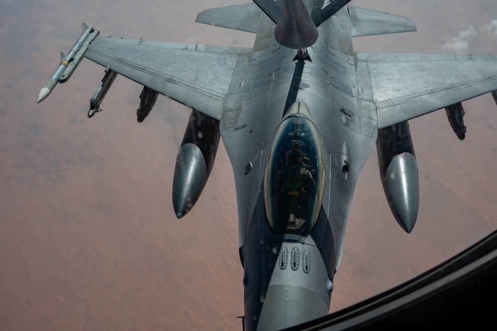 F-16s Refuel in U.S. Central Command Area of Responsibility