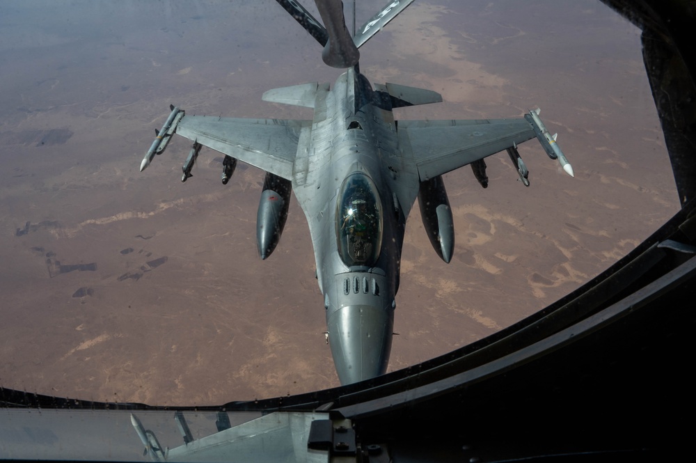 F-16s Refuel in U.S. Central Command Area of Responsibility