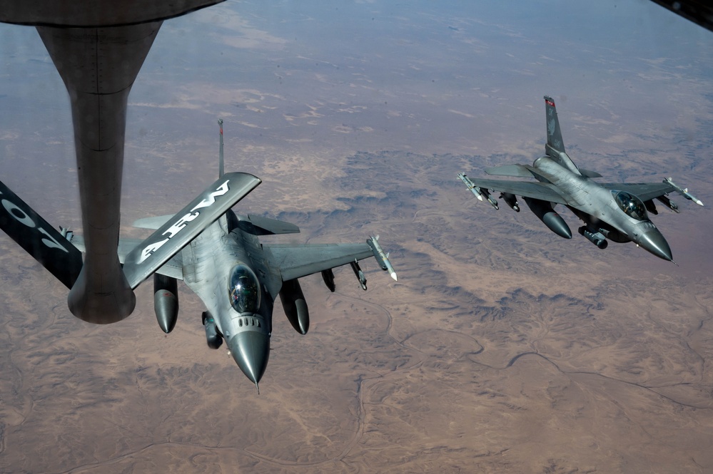 F-16s Refuel in U.S. Central Command Area of Responsibility