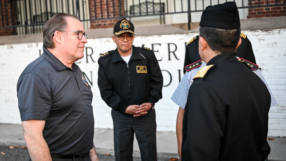 Joint Military Defense Academy of the Armed Forces of Ecuador visits the IADC