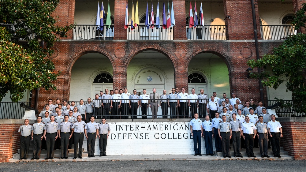 Joint Military Defense Academy of the Armed Forces of Ecuador visits the IADC