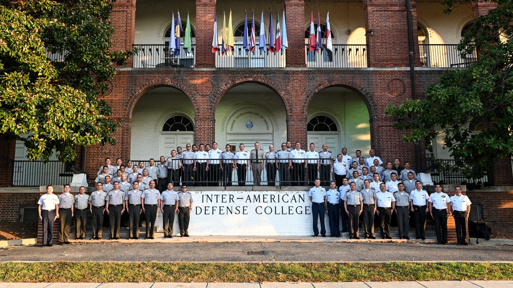 Joint Military Defense Academy of the Armed Forces of Ecuador visits the IADC