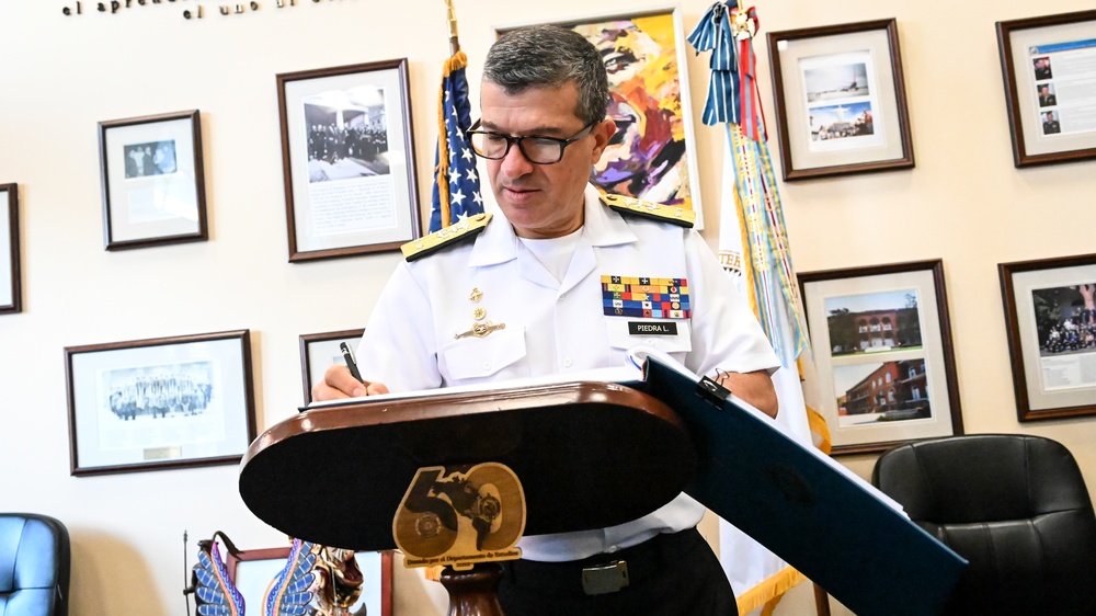 Joint Military Defense Academy of the Armed Forces of Ecuador visits the IADC