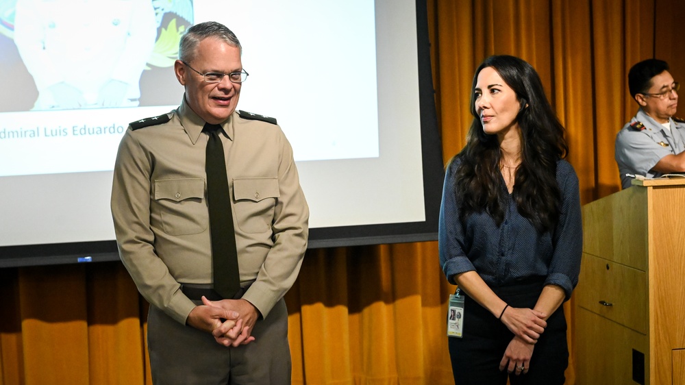 Joint Military Defense Academy of the Armed Forces of Ecuador visits the IADC