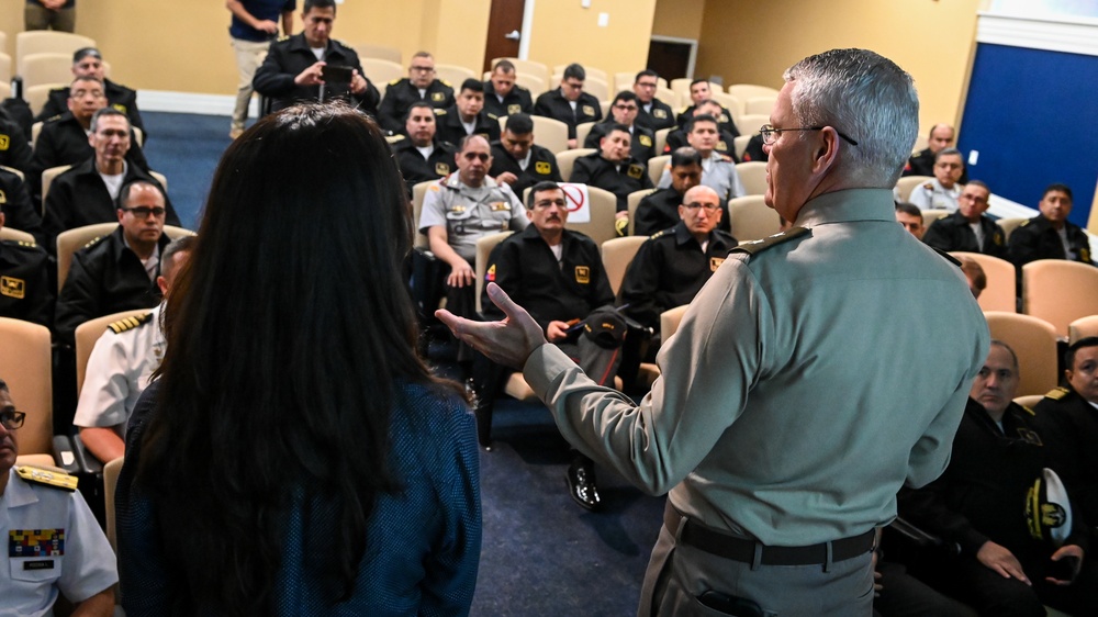 Joint Military Defense Academy of the Armed Forces of Ecuador visits the IADC