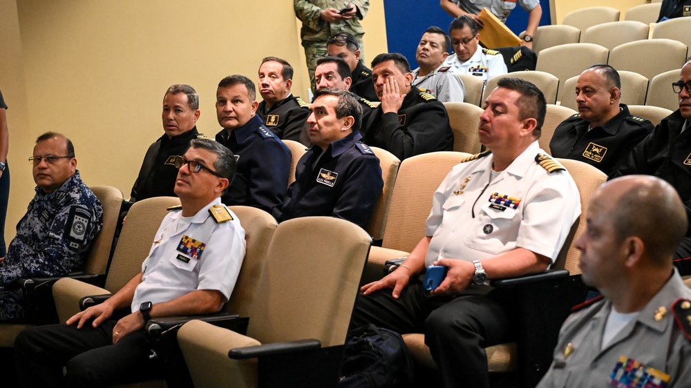 Joint Military Defense Academy of the Armed Forces of Ecuador visits the IADC