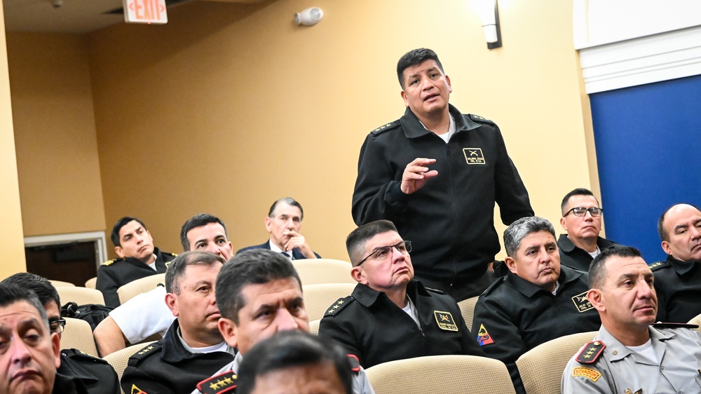 Joint Military Defense Academy of the Armed Forces of Ecuador visits the IADC