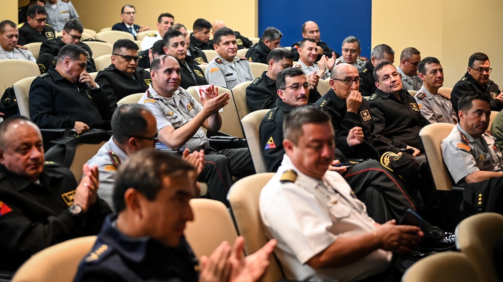 Joint Military Defense Academy of the Armed Forces of Ecuador visits the IADC