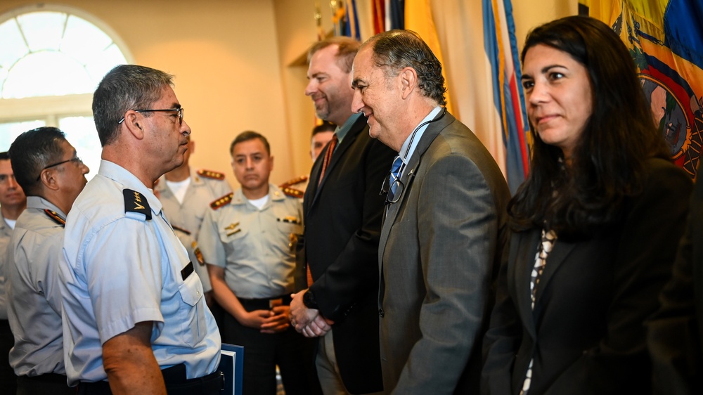 Joint Military Defense Academy of the Armed Forces of Ecuador visits the IADC