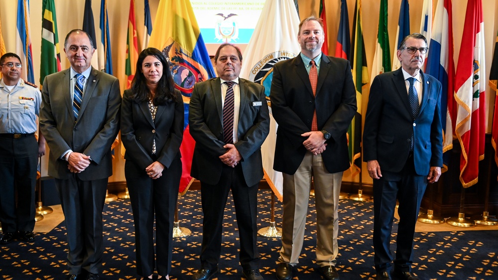 Joint Military Defense Academy of the Armed Forces of Ecuador visits the IADC