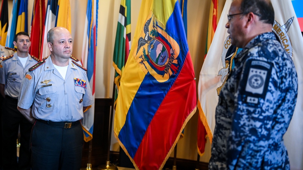 Joint Military Defense Academy of the Armed Forces of Ecuador visits the IADC