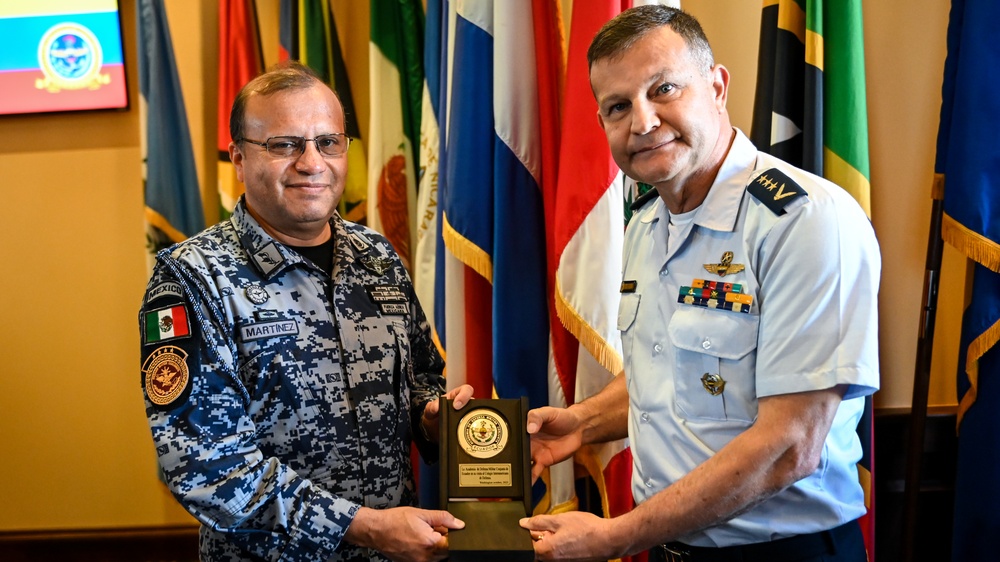 Joint Military Defense Academy of the Armed Forces of Ecuador visits the IADC