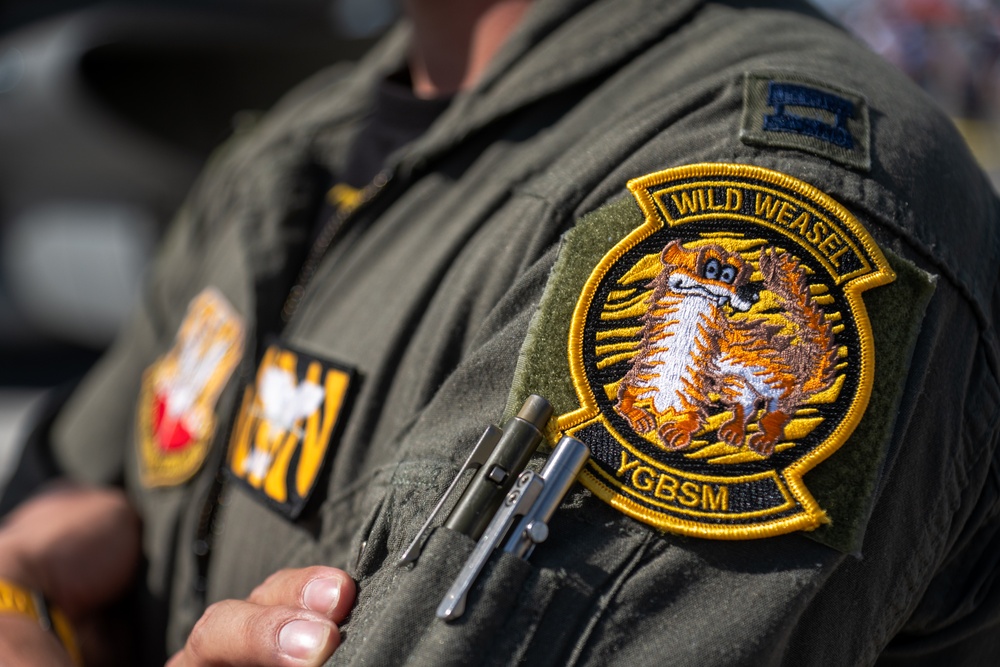 Demonstration teams boost recruiting efforts during Orlando airshow