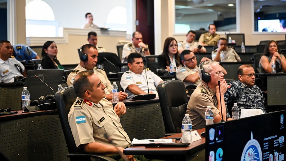 Colegio de Defensa Nacional de las Fuerzas Armadas de Honduras Visits the IADC