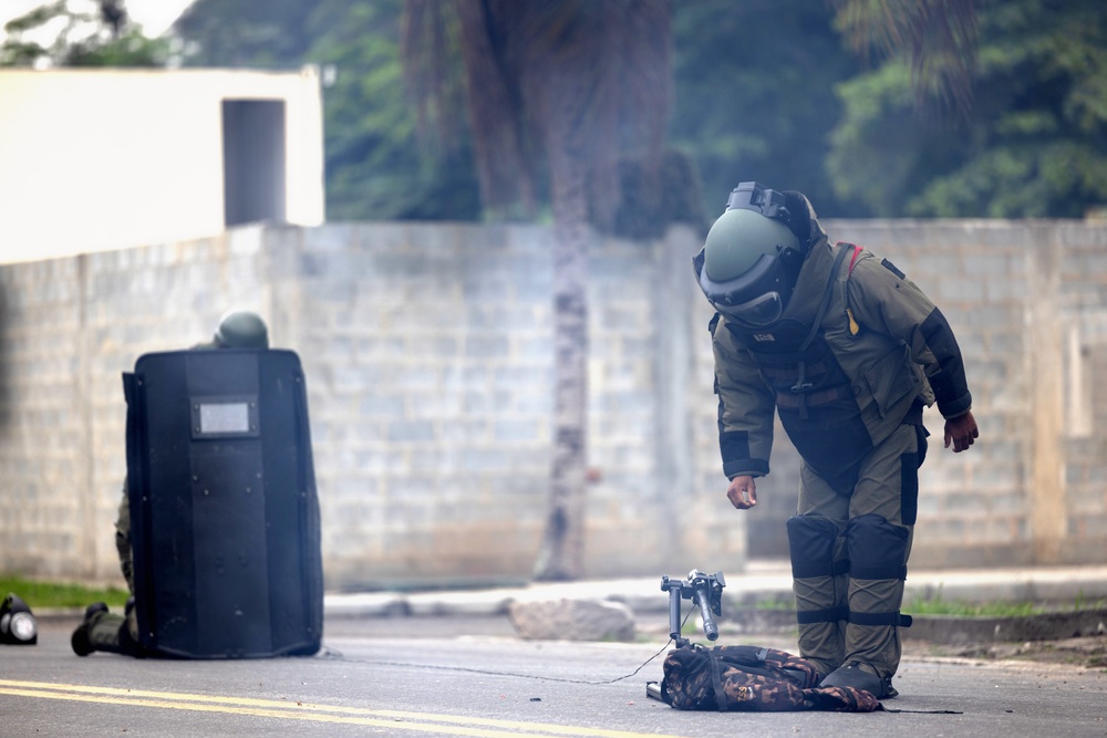 Brazilian Marine Corps demonstrates capabilities to Marines with U.S. Marine Corps Forces, South, during 2024 Operational Naval Infantry Committee