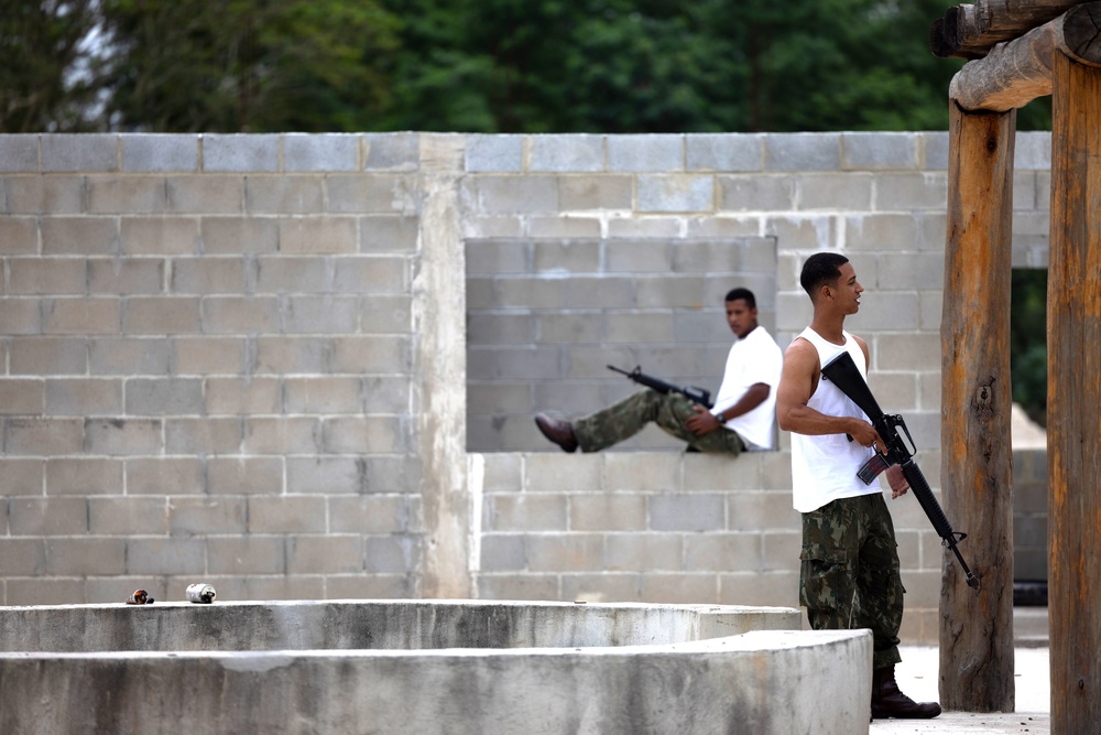 Brazilian Marine Corps demonstrates capabilities to Marines with U.S. Marine Corps Forces, South, during 2024 Operational Naval Infantry Committee