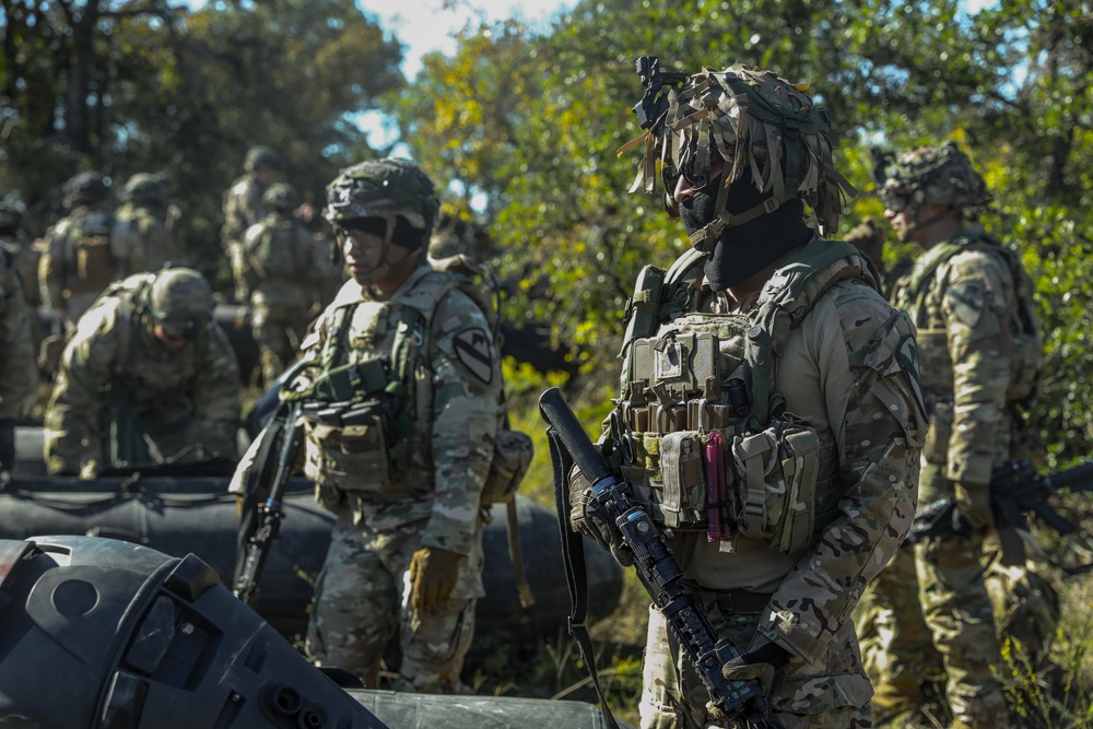 DVIDS - Images - First Team Troopers Train For Wet Gap Crossing [Image ...