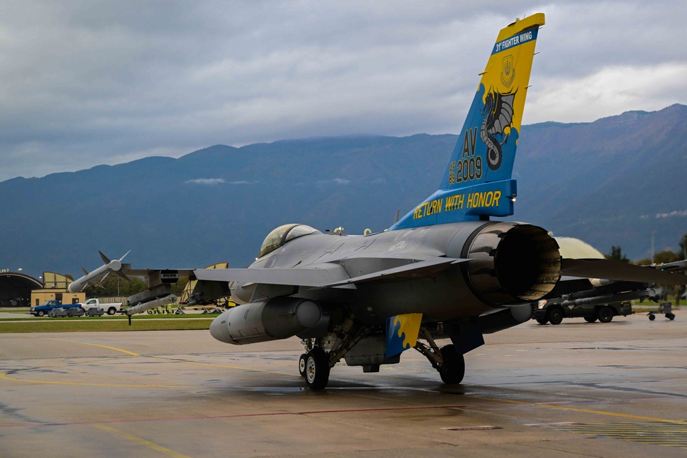 New heritage tail illuminates the skies