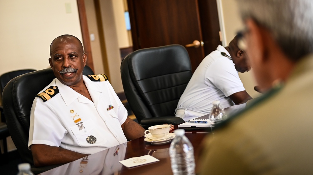 Chief of the Barbados Defense Forces Visits the IADC