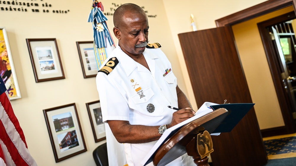 Chief of the Barbados Defense Forces Visits the IADC