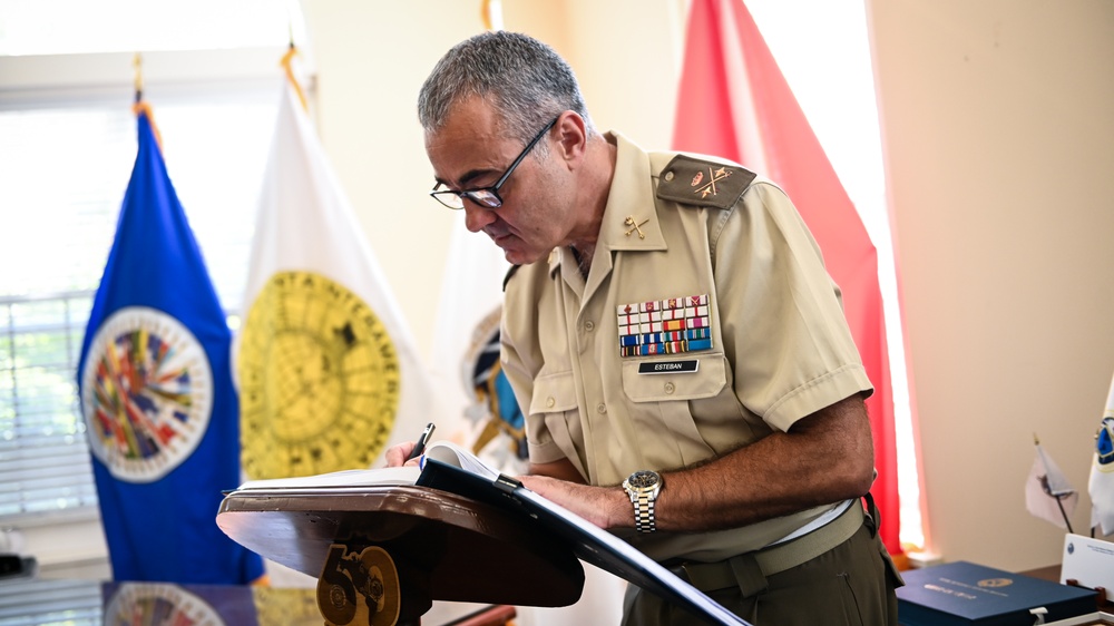 General de Tierra Antonio Esteban López Spain's Observer to the IADB Visits the IADC