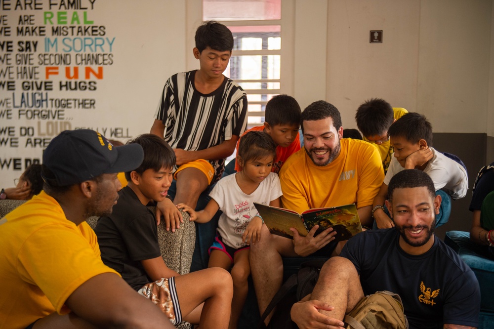 Sailors participate in community relations event in Manila, Republic of Philippines