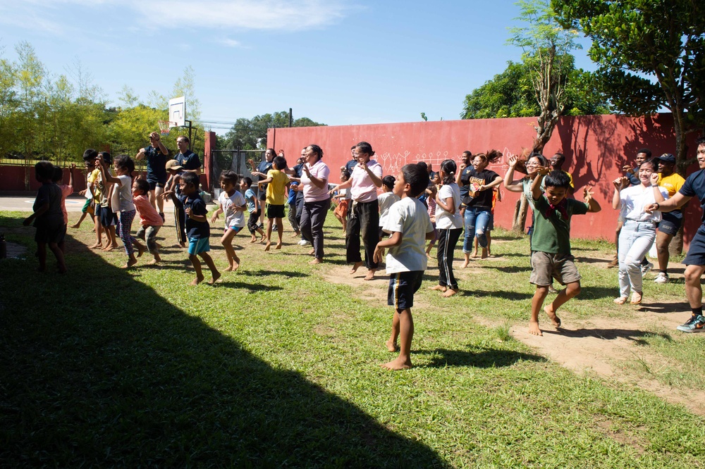 Sailors participate in community relations event in Manila, Republic of Philippines