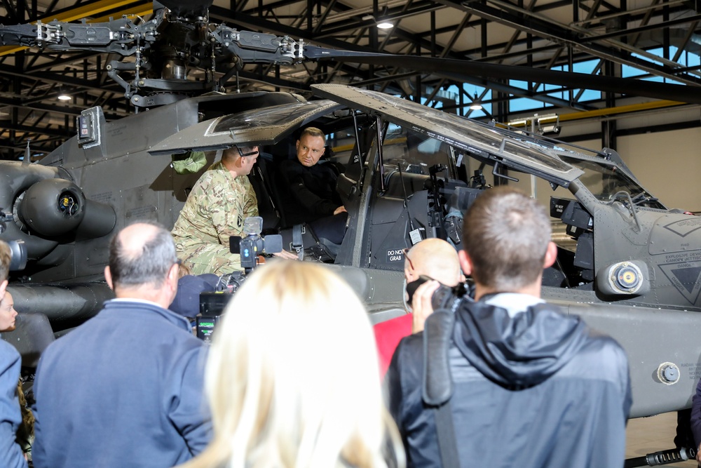 Aviation and Sustainment Soldiers greet Polish President, discuss aviation interoperability