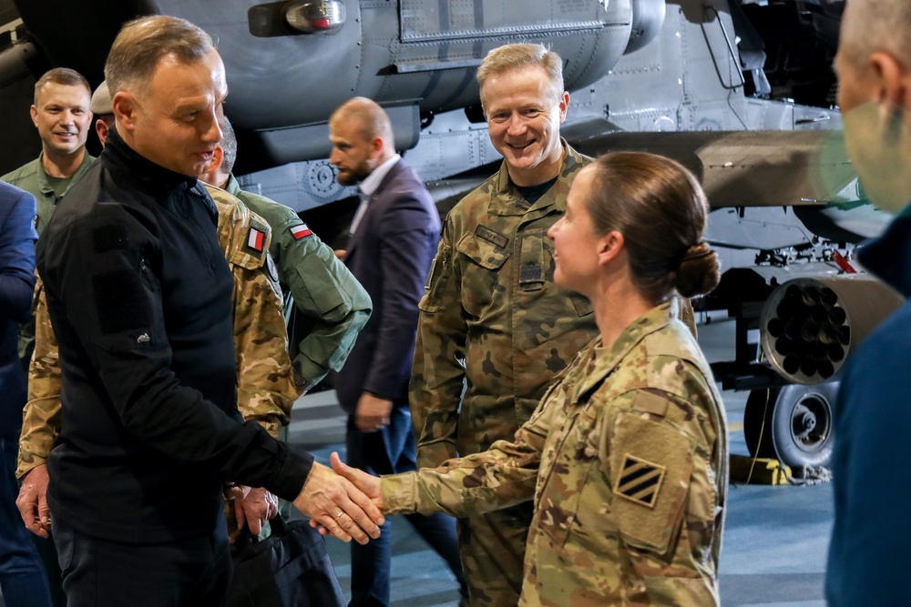 Aviation and Sustainment Soldiers greet Polish President, discuss aviation interoperability