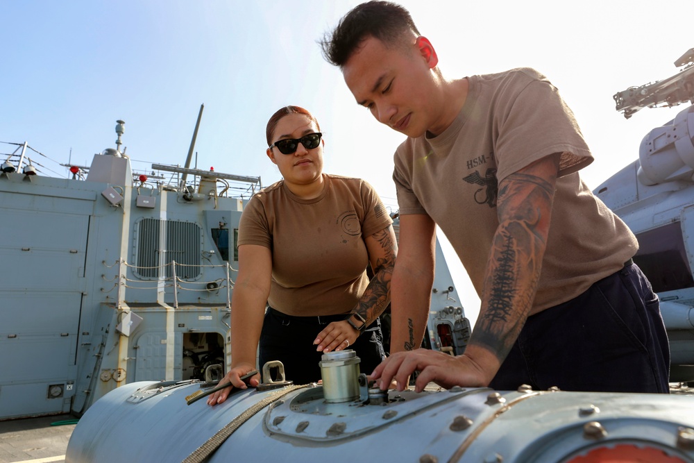 HSM 79 Performs Maintenance Onboard USS Paul Ignatius