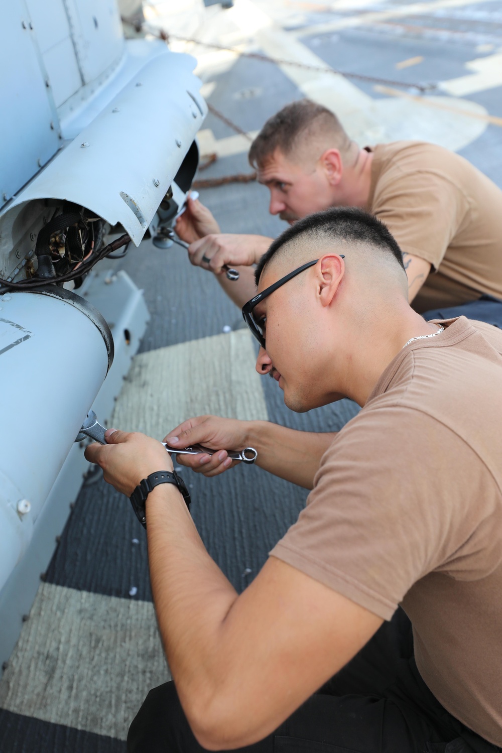 HSM 79 Performs Maintenance Onboard USS Paul Ignatius