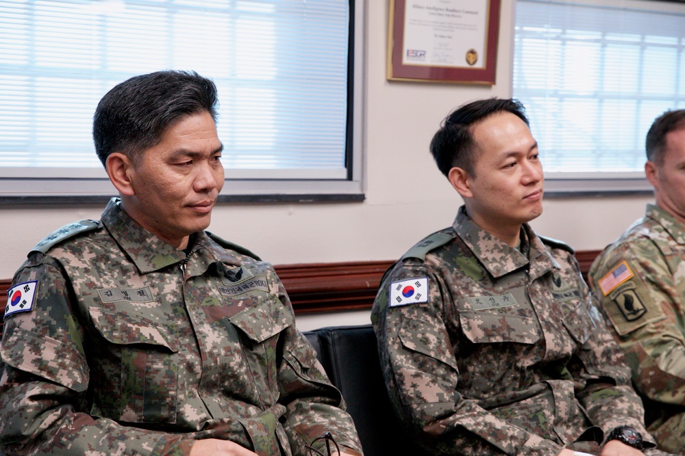 U.S. Army Reserve hosts Republic of Korea Army officers