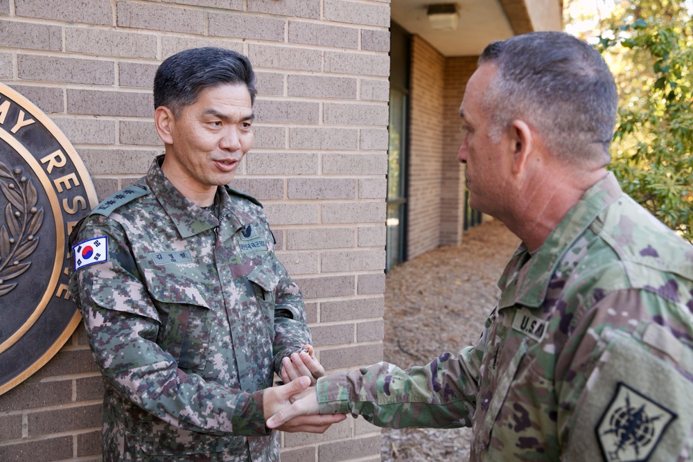 U.S. Army Reserve hosts Republic of Korea Army officers