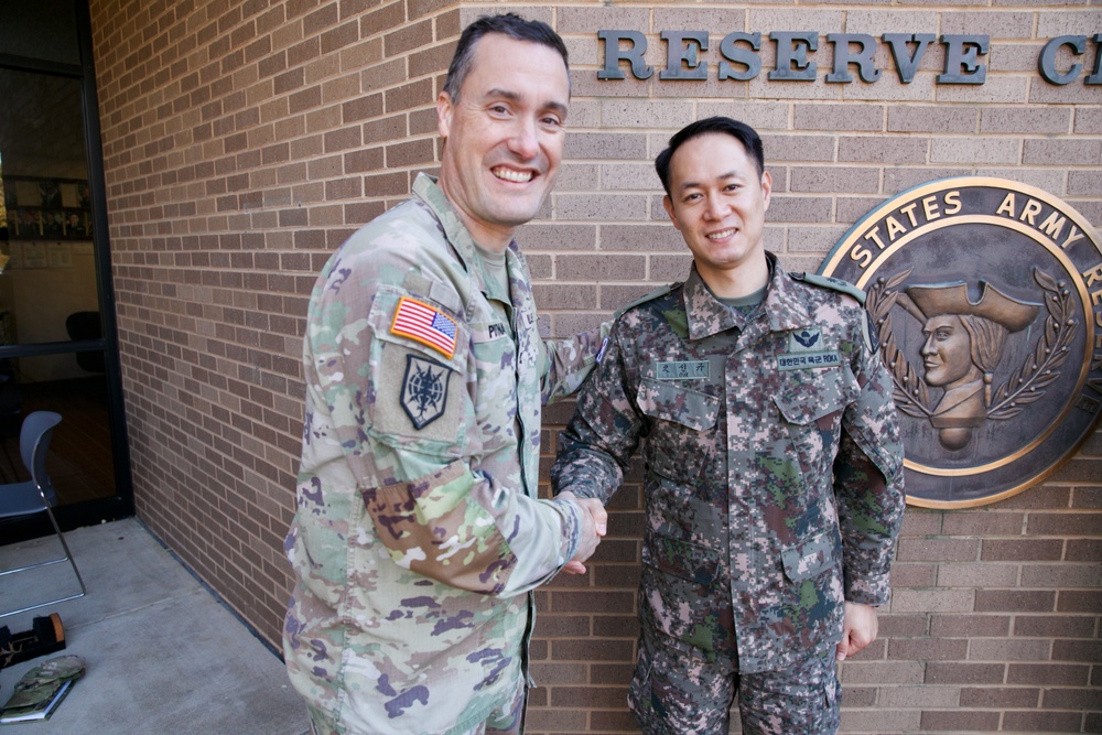 U.S. Army Reserve hosts Republic of Korea Army officers