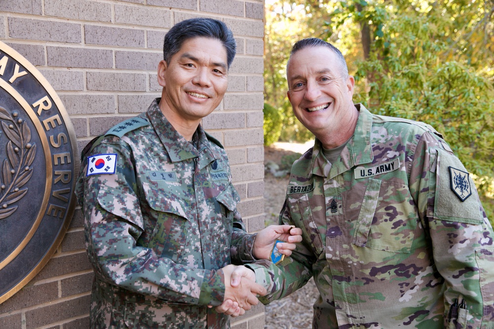 U.S. Army Reserve hosts Republic of Korea Army officers