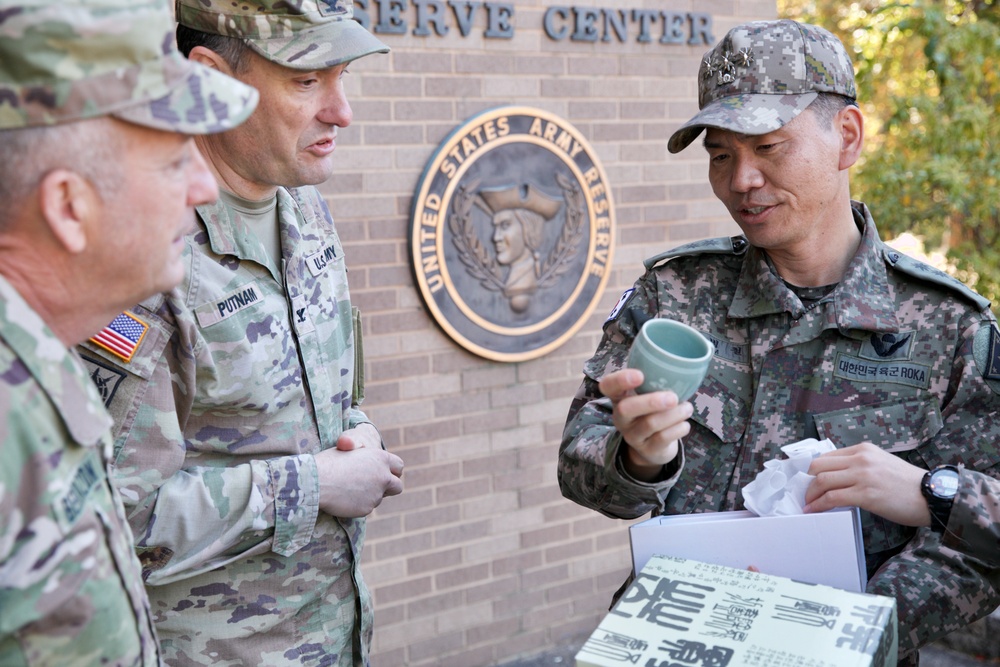 U.S. Army Reserve hosts Republic of Korea Army officers