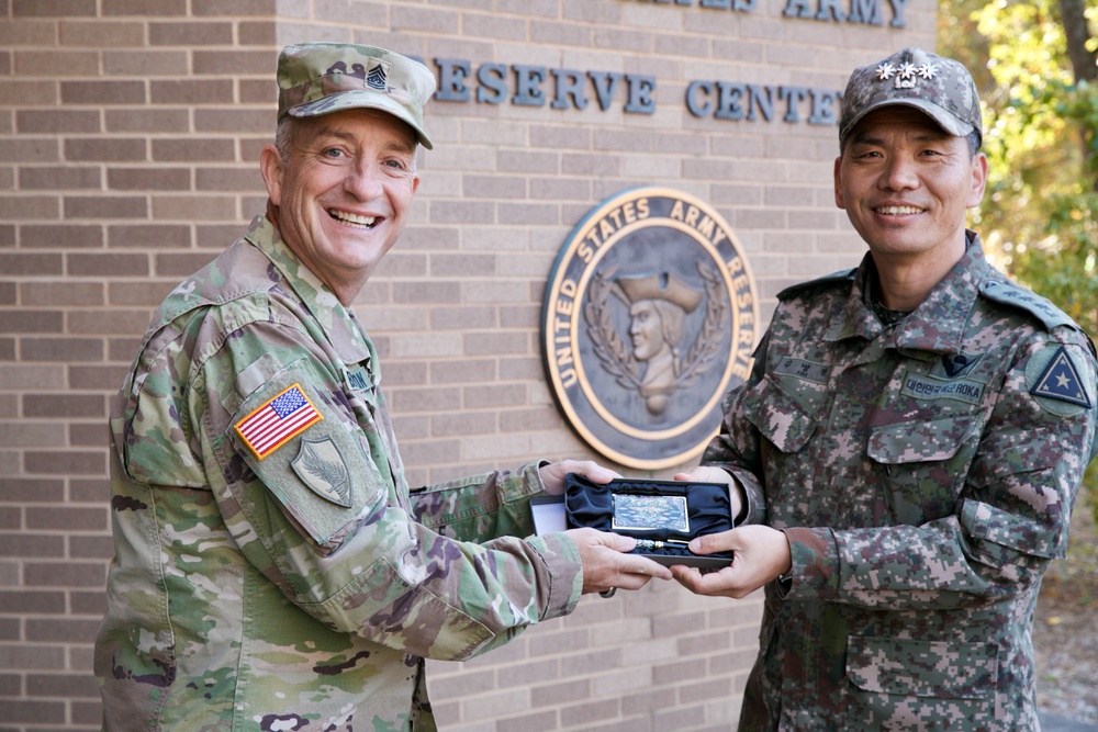 U.S. Army Reserve hosts Republic of Korea Army officers