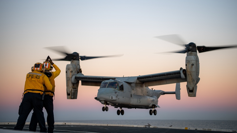 USS Somerset Conducts Flight Operations