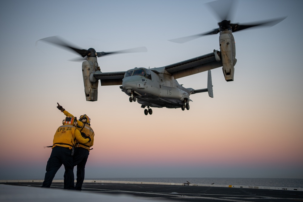 USS Somerset Conducts Flight Operations