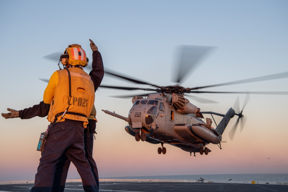 USS Somerset Conducts Flight Operations