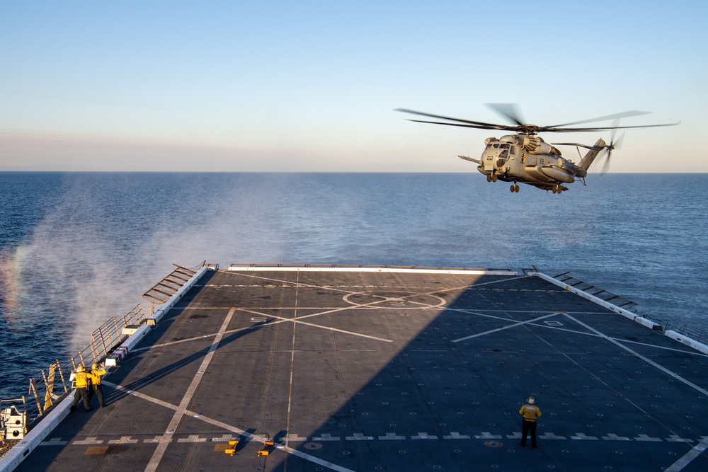 USS Somerset Conducts Flight Operations